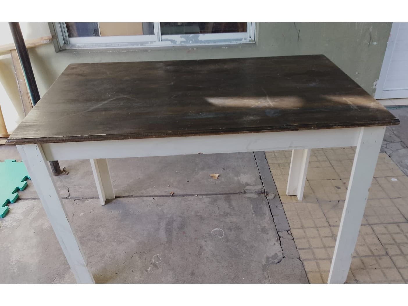 Mesa de madera pintada