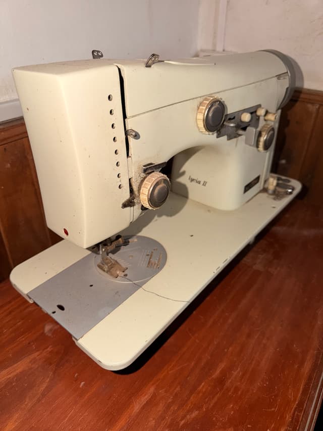 Máquina de coser Necchi Lyria II vintage con pedal