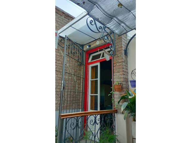DUEÑO VENDE: Depto/Casa Planta Baja con Cochera - Primera Sección, Capital
